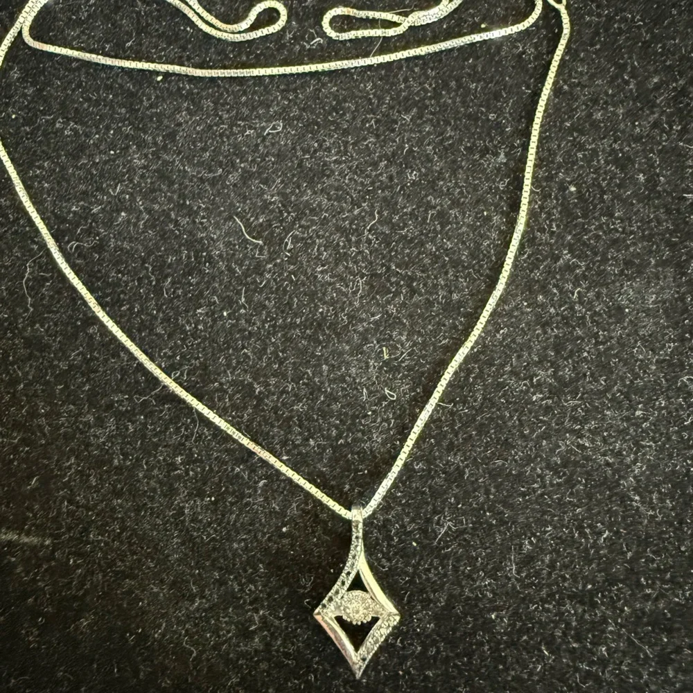 Elegant Silver chain and silver pendant with black and white diamonds - Picture 2 of 5
